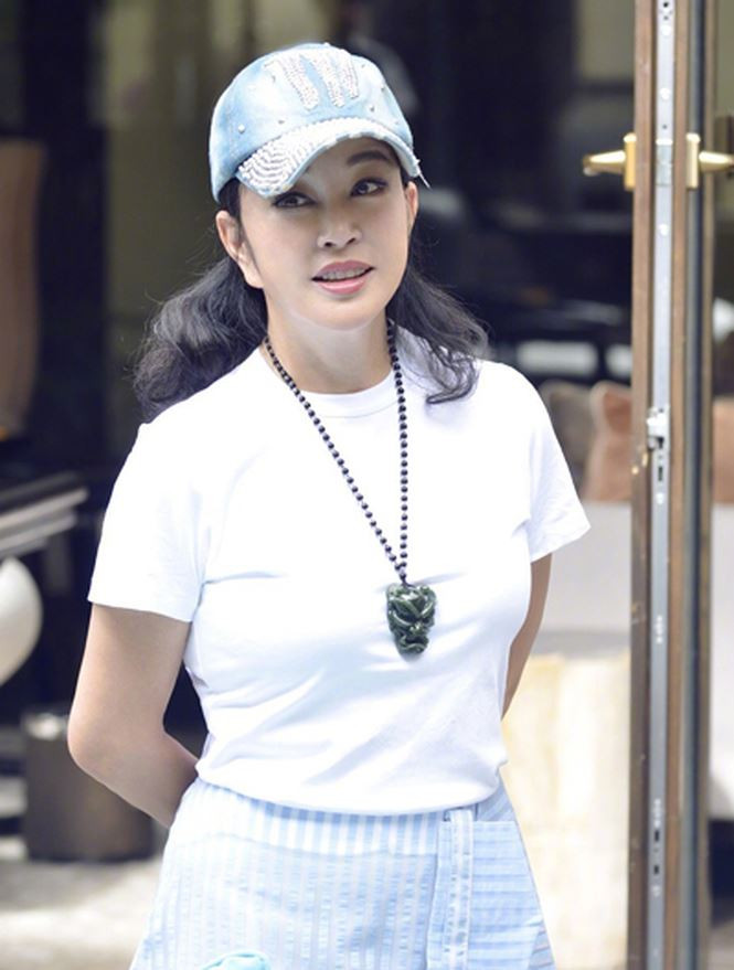 Bên cạnh việc là một diễn viên thành công, Lưu Hiểu Khánh cũng được nhớ đến như một doanh nhân, một tỷ phú nức tiếng của showbiz Hoa Ngữ.