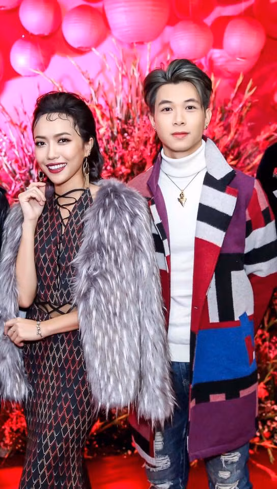 Riêng Anh Tú được nhiều người nhận xét là sở hữu gương mặt giống diễn viên Cổ Cự Cơ của "Tân dòng sông ly biệt".