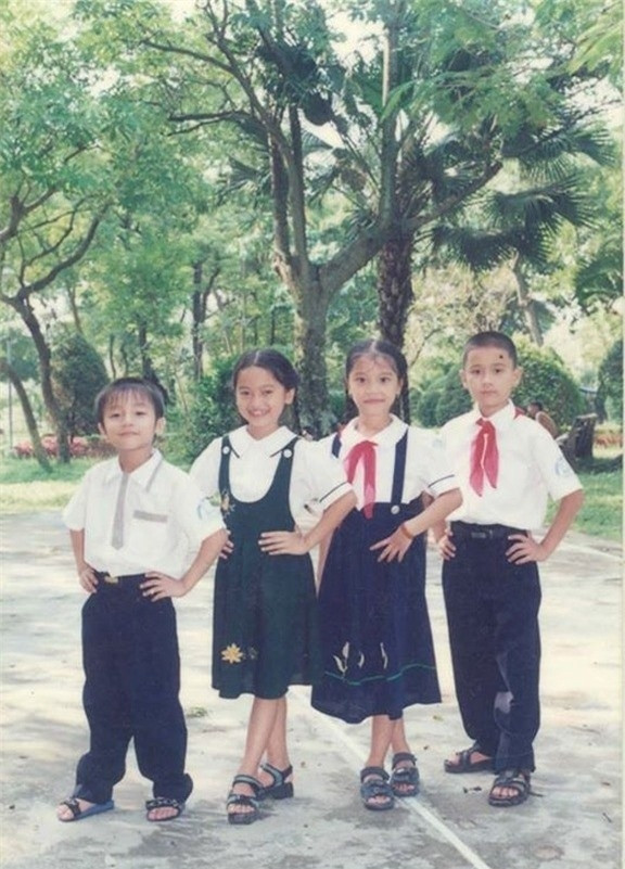 Tóc mái lưa thưa cùng với kiểu tạo dáng vô cùng đáng yêu, mọi tính cách và vẻ thông minh lanh lợi được bộ hết lên khuôn mặt của Sơn Tùng.