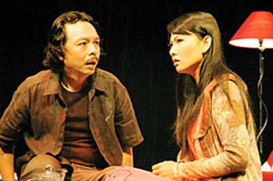 Nghệ sĩ Thanh Hoàng và Mỹ Uyên trong vở kịch “Cõi tình”.