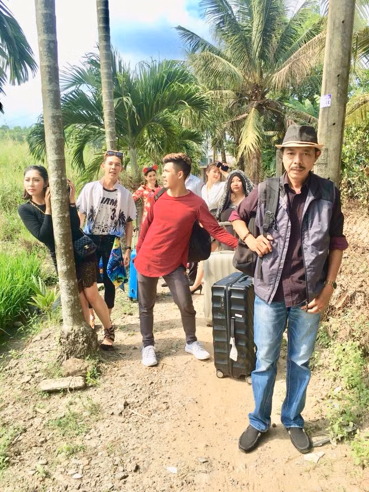 Nghệ sĩ Thanh Hoàng, Đặng Thu Thảo và ê-kíp. Ảnh: FBNV