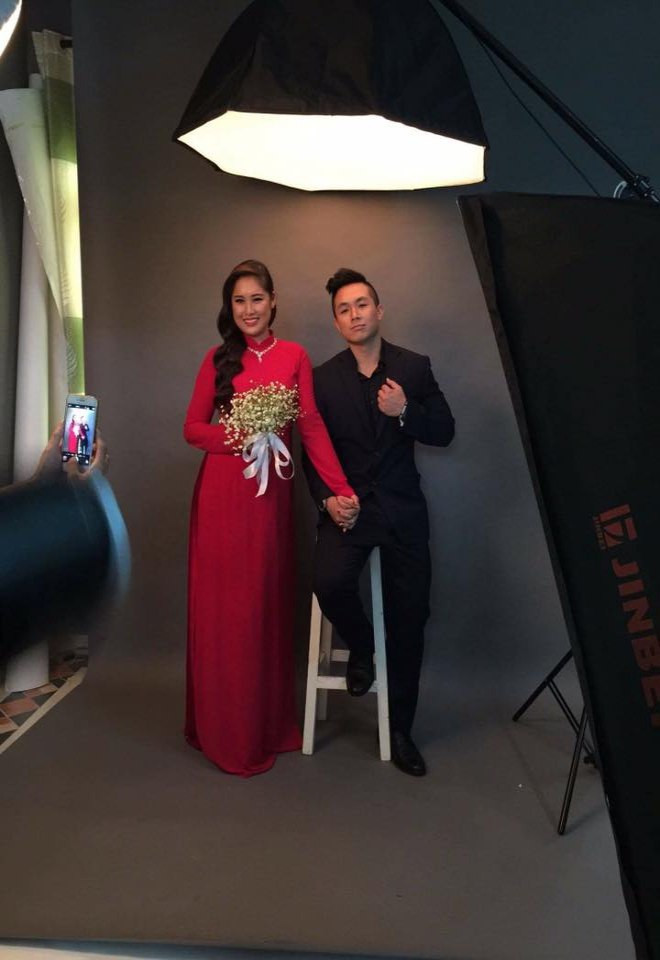 Chàng rể của vợ chồng nghệ sĩ Hồng Vân – Lê Tuấn Anh là một kỹ sư mạng máy tính. Anh quen và yêu Hoàng Châu trong suốt 8 năm qua. Từ năm ngoái, cả hai đã lên kế hoạch kết hôn. Gia đình hai bên đều rất ủng hộ mối quan hệ của đôi trẻ.