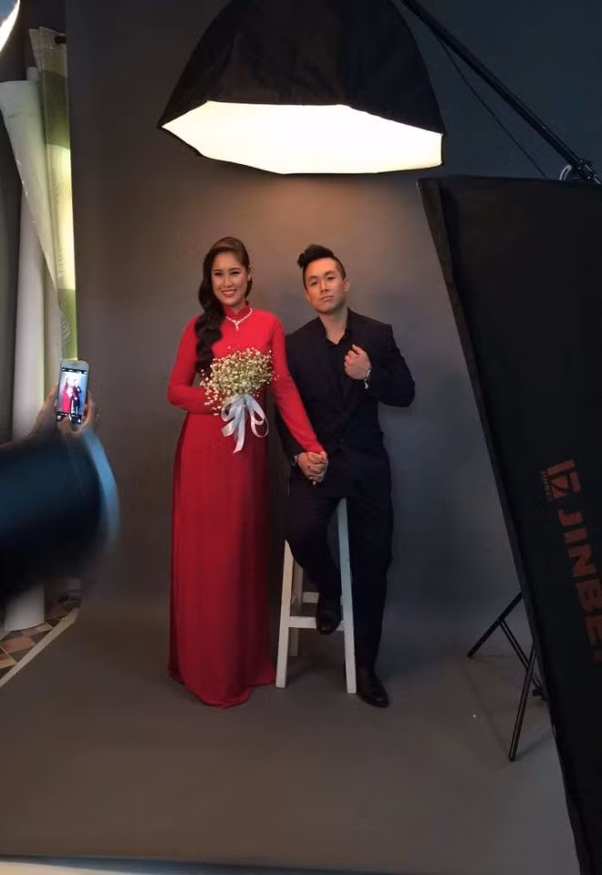 Chàng rể của vợ chồng nghệ sĩ Hồng Vân – Lê Tuấn Anh là một kỹ sư mạng máy tính. Anh quen và yêu Hoàng Châu trong suốt 8 năm qua. Từ năm ngoái, cả hai đã lên kế hoạch kết hôn. Gia đình hai bên đều rất ủng hộ mối quan hệ của đôi trẻ.