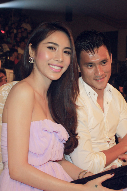 Thủy Tiên còn theo Công Vinh sang Bồ Đào Nha chữa trị khi anh gặp chấn thương dây chằng. Chính Thủy Tiên cũng là người ở bên động viên khi Công Vinh dính bê bối trong sự nghiệp.