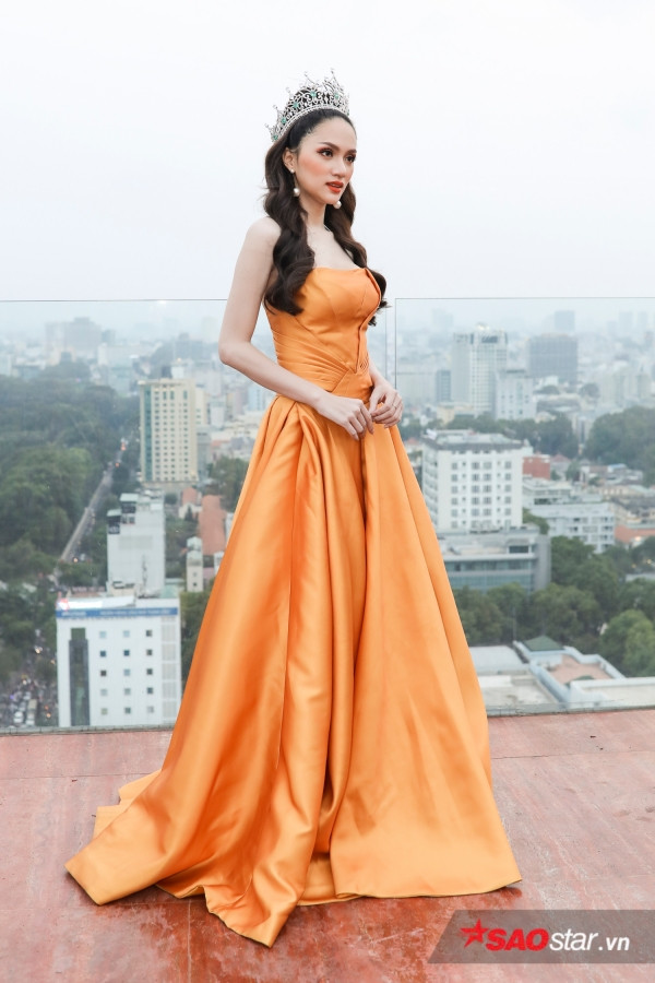 “Sau này khi già đi, khi nghĩ tới thanh xuân của mình, tôi sẽ nghĩ tới những khoảnh khắc rất tuyệt vời và khoảnh khắc đó là do những người yêu thương tôi mang lại đó chính là khán giả. Một lần nữa cảm ơn quý vị khán giả rất nhiều” - Hương Giang chia sẻ.