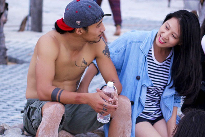 Giữa bão scandal, Phạm Anh Khoa nhận được sự ủng hộ từ vợ và một số bạn bè, nghệ sĩ thân thiết.