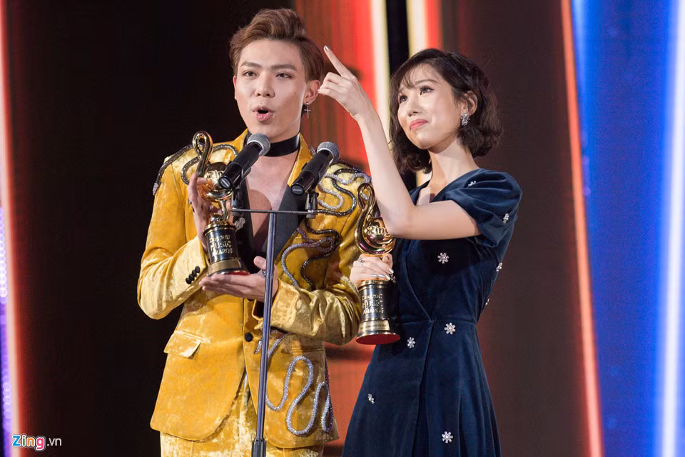 Cảm động trước sự cỗ vũ nhiệt tình của người hâm mộ, giọng ca Có em chờ liên tục chỉ tay về phía các Miniacs (tên gọi fanclub của cô) và nói lời cảm ơn trong tâm trạng xúc động.