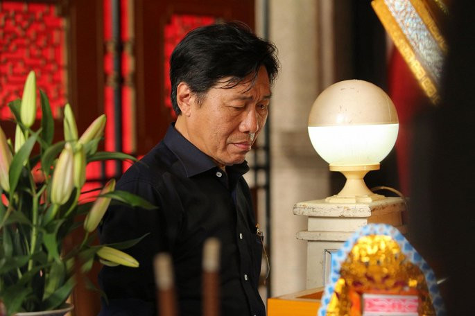 Diễn viên Kiến An đau lòng nhìn mặt NSƯT Thanh Hoàng lần cuối.