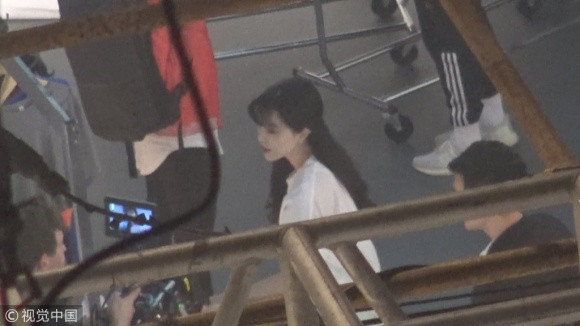 Gần đây có thông tin cảnh sát điều tra tội phạm kinh tế đã liệt kê tên của Phạm Băng Băng và em trai Phạm Thừa Thừa vào danh sách bị hạn chế xuất cảnh để điều tra nghi vấn gian lận thuế. Giữa những tin tức bất lợi đổ dồn về phía kiều nữ họ Phạm, trang 163 có cho đăng tải một số hình ảnh mới của nữ diễn viên "Hoàn Châu Cách Cách".