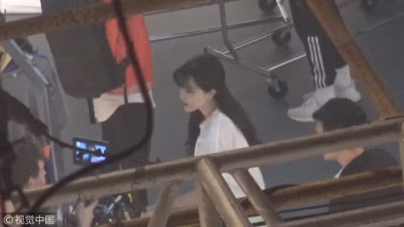 Gần đây có thông tin cảnh sát điều tra tội phạm kinh tế đã liệt kê tên của Phạm Băng Băng và em trai Phạm Thừa Thừa vào danh sách bị hạn chế xuất cảnh để điều tra nghi vấn gian lận thuế. Giữa những tin tức bất lợi đổ dồn về phía kiều nữ họ Phạm, trang 163 có cho đăng tải một số hình ảnh mới của nữ diễn viên "Hoàn Châu Cách Cách".