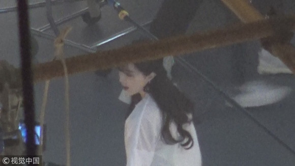 Trang này cho biết đã Phạm Băng Băng đã không xuất hiện trước công chúng một thời gian. Tuy nhiên phóng viên trước đó có bắt gặp cô tới studio để chụp và quay quảng cáo. Có thể thấy nàng "Kim Tỏa" mặc áo trắng, cột tóc nửa đầu. Cô trông tươi trẻ với kiểu tóc mái bằng. Theo quan sát, Phạm Băng Băng khá tươi tắn và rất chuyên tâm vào công việc.