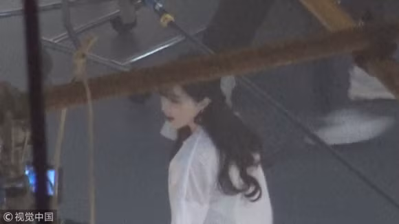 Trang này cho biết đã Phạm Băng Băng đã không xuất hiện trước công chúng một thời gian. Tuy nhiên phóng viên trước đó có bắt gặp cô tới studio để chụp và quay quảng cáo. Có thể thấy nàng "Kim Tỏa" mặc áo trắng, cột tóc nửa đầu. Cô trông tươi trẻ với kiểu tóc mái bằng. Theo quan sát, Phạm Băng Băng khá tươi tắn và rất chuyên tâm vào công việc.