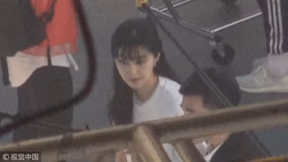 Trong suốt 2 tháng qua, Phạm Băng Băng liên tục dính phải những vận đen. Khởi đầu là chuyện MC nổi tiếng úp mở việc kiều nữ họ Phạm nhận cát-sê lên tới 60 triệu NDT cho 4 ngày quay phim, trong đó 1 hợp đồng công khai là 10 triệu NDT và 1 hợp đồng bí mật là 50 triệu NDT. Qua đây muốn ám chỉ Phạm Băng Băng trốn thuế.