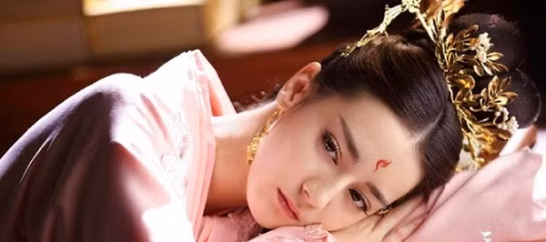 Nổi tiếng nhanh chóng khiến Địch Lệ Nhiệt Ba bị nghi ngờ có thế lực "chống lưng".