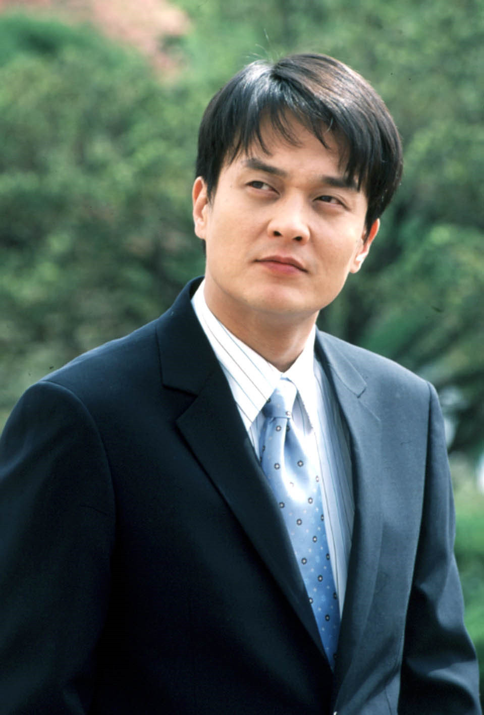 Ông thường vào người cha nghiêm nghị hoặc tuyến phản diện nhờ gương mặt sắc lạnh cùng khả năng diễn xuất. Trong Phía đông vườn địa đàng - một trong những bộ phim thành công nhất sự nghiệp của Jo Min Ki - ông vào vai Shin Tae Hwan, giám đốc điều hành mỏ than. Vì tham vọng và sự tàn nhẫn, ông giết chết Lee Ki Chul - một công nhân luôn đứng lên kêu gọi quyền lao động. Hành động độc ác của Shin Tae Hwan đã kéo theo những ân oán của thế hệ sau.