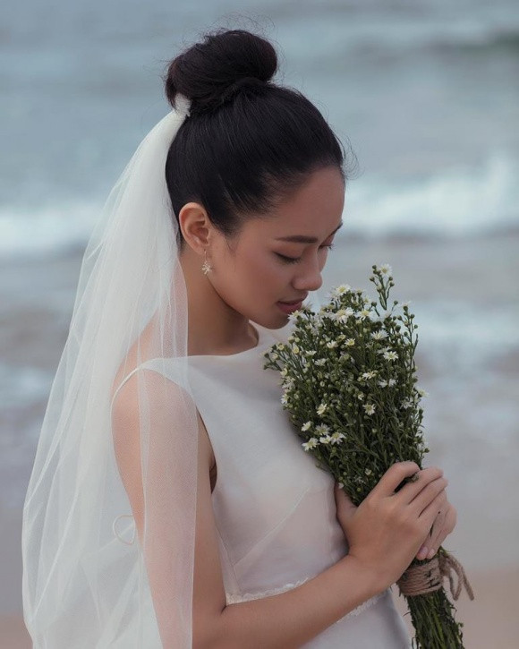 Ảnh cưới lãng mạn trên bãi biển của Hoàng Quyên.