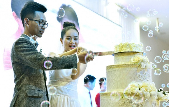 Á quân Vietnam Idol 2012 Hoàng Quyên hạnh phúc trong đám cưới với chồng kiến trúc sư.