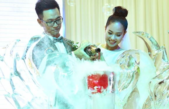 Trong ngày vui và trước sự chứng kiến của người thân, bạn bè thân thiết, nữ ca sĩ đã thể hiện ca khúc "Bài hát cho em" để dành tặng chồng của mình.