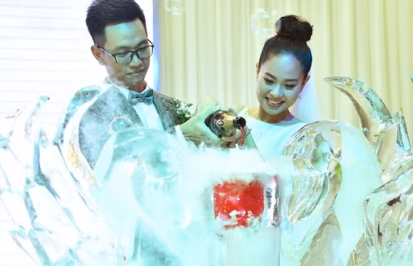 Trong ngày vui và trước sự chứng kiến của người thân, bạn bè thân thiết, nữ ca sĩ đã thể hiện ca khúc "Bài hát cho em" để dành tặng chồng của mình.