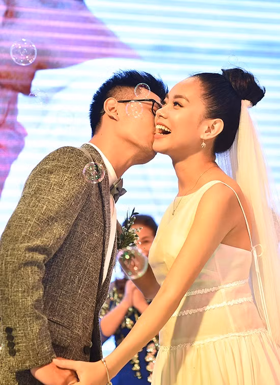 Hình ảnh ngọt ngào trong đám cưới Hoàng Quyên.