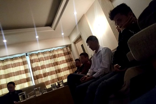 Các tín đồ lắng nghe thuyết giảng.