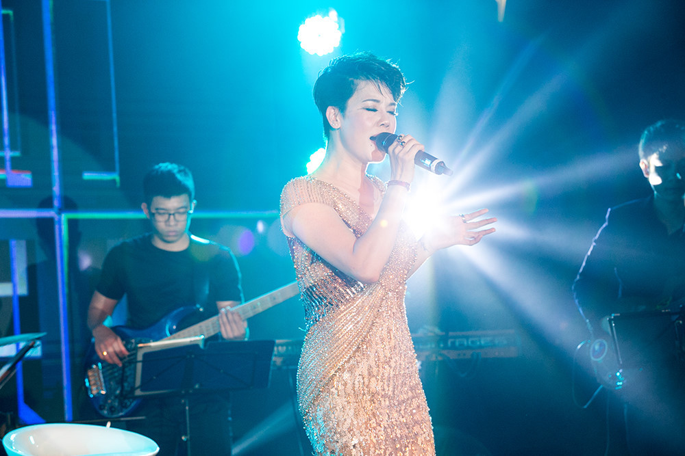 Thu Phương bỏ guốc và đi chân đất để thể hiện ca khúc thoải mái nhất. Ảnh: Hải Bá.