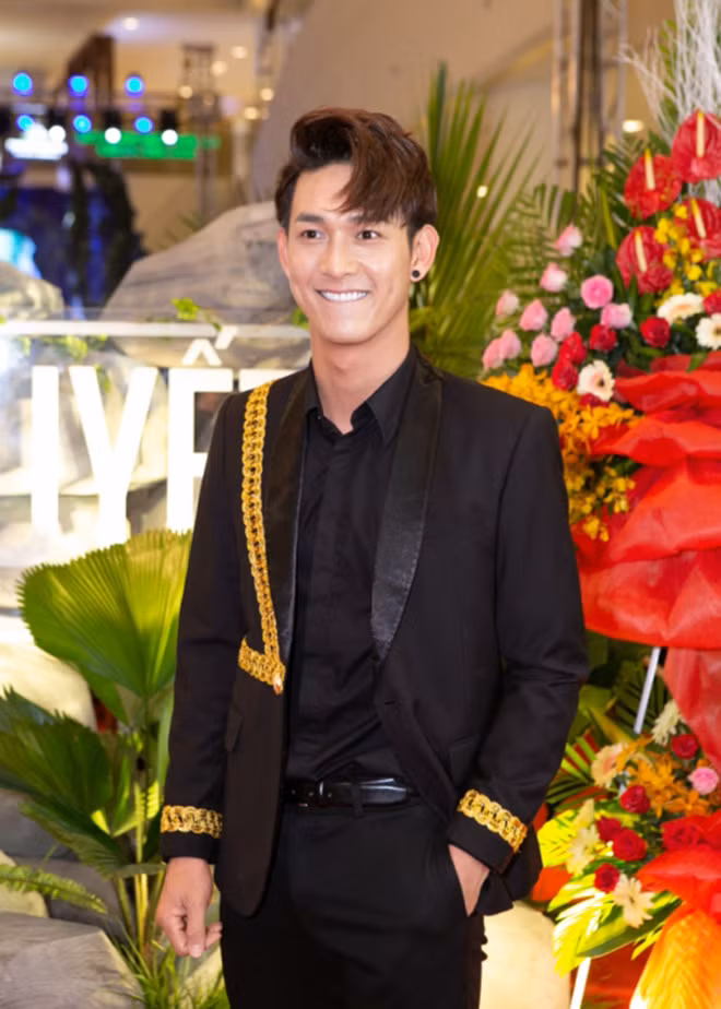 Được biết đến là một ca sĩ, trong vai chính đầu tay, Song Luân cũng được đánh giá làm tròn vai Tâm, bị câm điếc bẩm sinh. Trước đó, Song Luân gây chú ý với cảnh nóng trước mặt "Mẹ chồng" Thanh Hằng.