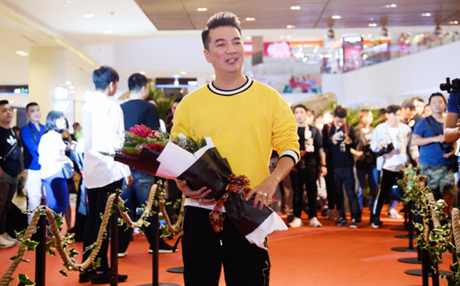 "Ông hoàng nhạc Việt" mang hoa đến chúc mừng gia đình Lý Hải - Minh Hà. Chiều cùng ngày, Mr. Đàm tổ chức họp báo ra mắt album tại nhà riêng.
