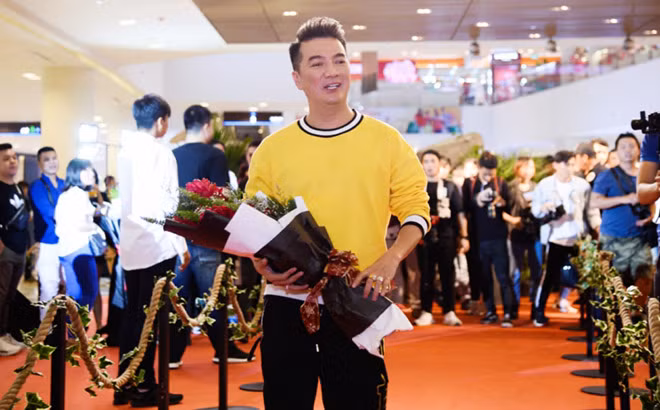 "Ông hoàng nhạc Việt" mang hoa đến chúc mừng gia đình Lý Hải - Minh Hà. Chiều cùng ngày, Mr. Đàm tổ chức họp báo ra mắt album tại nhà riêng.