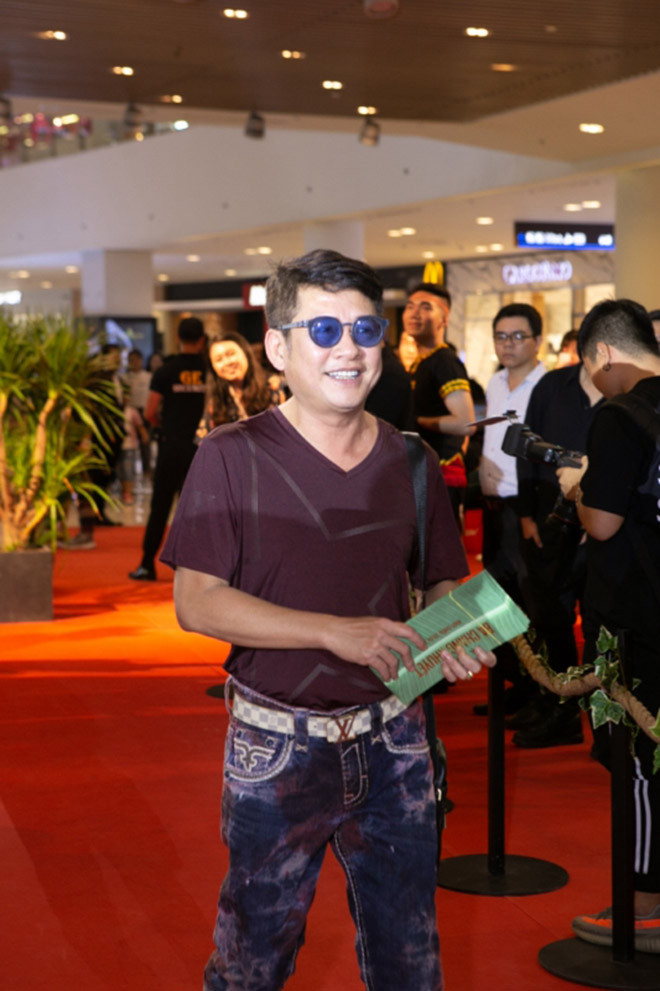 Nghệ sĩ hài Tấn Bo đến chúc mừng bạn thân Lý Hải.