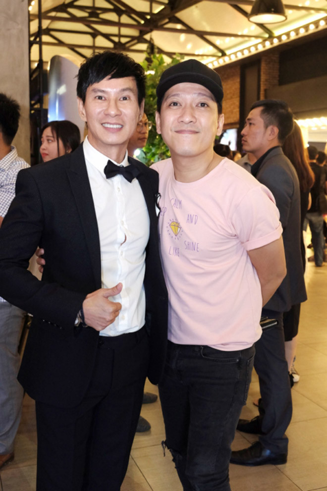 Trường Giang đến khá trễ sau buổi công chiếu. Nam nghệ sĩ vui vẻ trò chuyện cùng mọi người. Trái ngược với hình ảnh mệt mỏi, kém vui suốt thời gian qua thì có thể thấy Trường Giang dần lấy lại tinh thần sau scandal tình ái. Trước đó, trong Lật mặt phần 1, Trường Giang thủ vai chính, phim cũng đạt doanh thu cao.