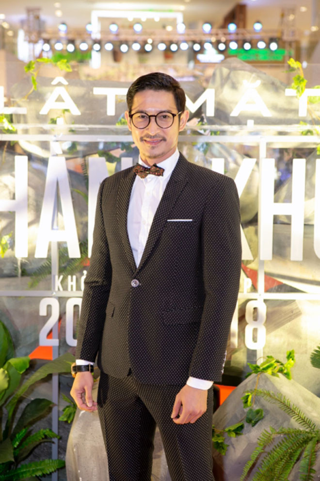 "Lật mặt 3: Ba chàng khuyết" xoay quanh câu chuyện về ba chàng trai khuyết tật mồ côi là Lộc (Kiều Minh Tuấn đóng), Đức (Huy Khánh) và Tâm (Song Luân). Vốn chuyên trị các vai hài hước, lần này Huy Khánh còn khiến người xem xúc động khi thể hiện nhiều trạng thái tâm lý của nhân vật. Anh cũng cho biết, đây là bộ phim cực nhất mà anh từng tham gia với nhiều cảnh quay tại rừng núi.