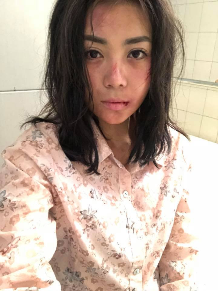 Thanh Hương hóa trang tiều tụy cho một cảnh bị đánh đập trong phim.