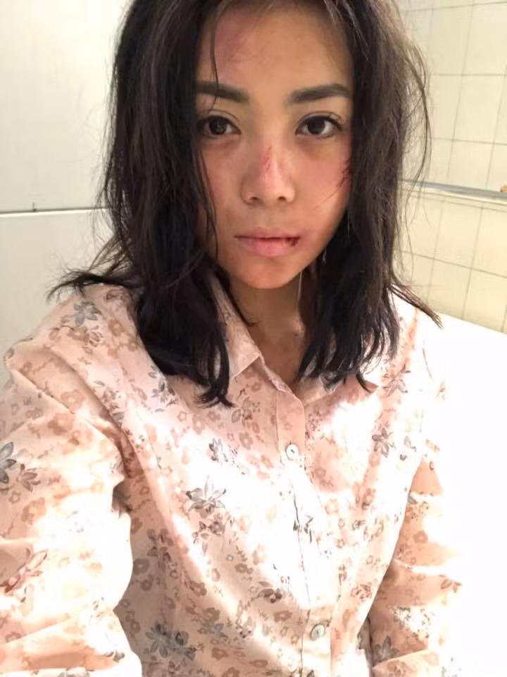 Thanh Hương hóa trang tiều tụy cho một cảnh bị đánh đập trong phim.