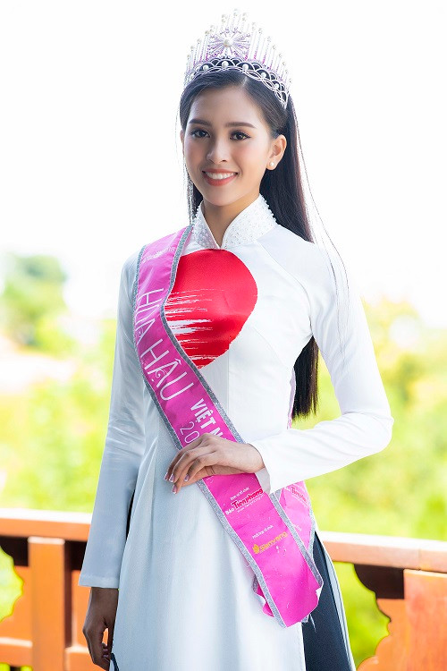 Hoa hậu Việt Nam Trần Tiểu Vy đẹp rực rỡ trong tà áo dài truyền thống.