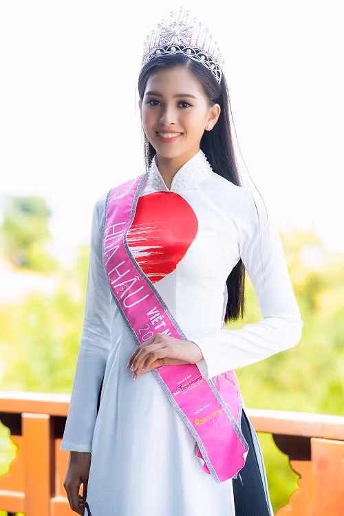 Hoa hậu Việt Nam Trần Tiểu Vy đẹp rực rỡ trong tà áo dài truyền thống.