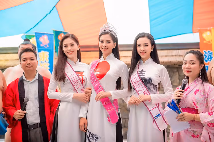 Xuất hiện tại Lễ hội, Top 3 Hoa hậu Việt Nam 2018 góp phần quảng bá, giới thiệu nét văn hoá Việt Nam thông qua vẻ đẹp và trang phục truyền thống của người phụ nữ.