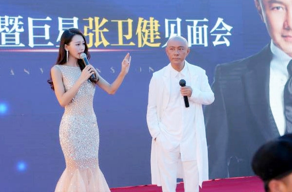 Ngôi sao Hong Kong một thời không còn nhiều sự lựa chọn về kịch bản. Trên trang cá nhân, Trương Vệ Kiện từng tâm sự cuộc sống của anh mỗi ngày là sáng đi nhà thờ, chiều tối về ăn cơm bên vợ. Trong thập niên 1990, Trương Vệ Kiện thuộc top sao nam có ảnh hưởng tầm châu Á. Anh từng được coi là đối thủ của Châu Tinh Trì vì cả hai đều có sở trường diễn hài độc đáo. Những bộ phim nổi tiếng của Trương Vệ Kiện có thể kể đến Lộc đỉnh ký, Đệ tử Hoàng Phi Hồng, Đứa con phá sản, Tây du ký, Trương Tam Phong, Như Ý Cát Tường.