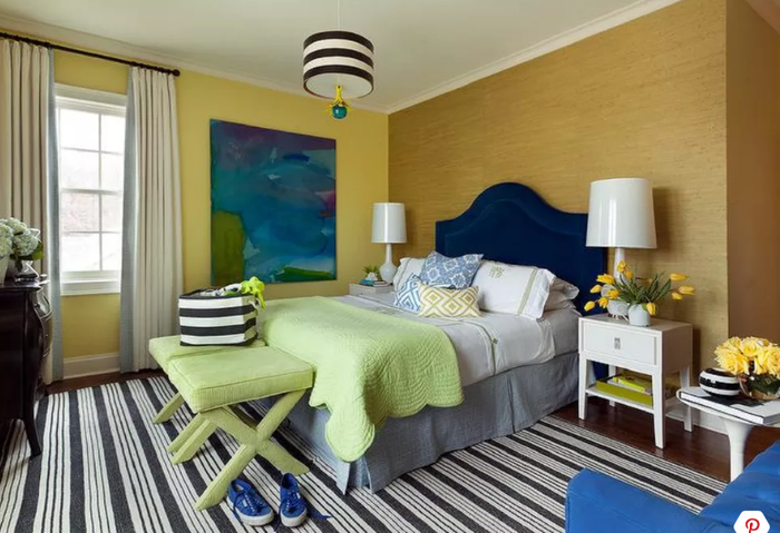 Bóng đèn trần trong phòng ngủ có họa tiết đen trắng rất phù hợp với họa tiết của bình hoa hay chiếc ba lô trong phòng.