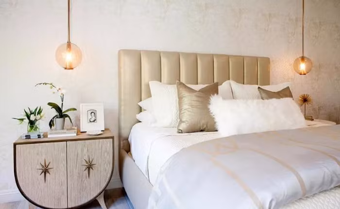 Một trong những cách dễ dàng nhất để tiết kiệm điện trong phòng là sử dụng đèn trang trí mặt dây chuyền. Những chiếc đèn mặt dây chuyền sẽ giúp không gian phòng ngủ trở nên quyến rũ và lãng mạn gấp bội phần.