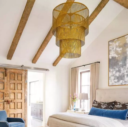 Chiếc đèn chùm 3 tầng sẽ tạo nên điểm nhấn thú vị cho căn phòng.