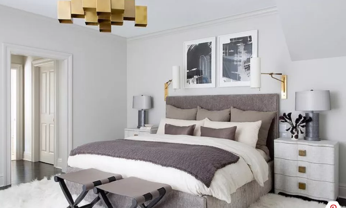 Mẫu đèn chùm hình học bằng đồng giúp không gian phòng ngủ trở nên sang trọng, hiện đại.