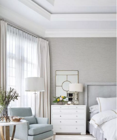 Hầu hết mọi phòng ngủ đều có những chiếc ghế tựa và việc bố trí thêm một chiếc đèn gần ghế sẽ giúp bạn có thể ngồi đọc sách một cách thoải mái.