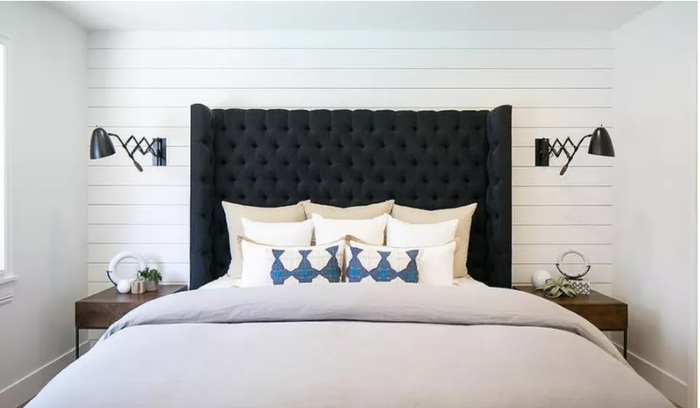 Những chiếc đèn với cần đèn được điều chỉnh linh hoạt sẽ giúp tiết kiệm tối đa diện tích không gian phòng.