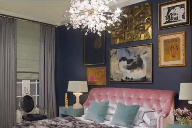 Chiếc đèn chùm pha lê sẽ làm sáng bừng cả căn phòng.