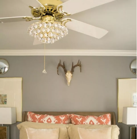 Dùng loại đèn trang trí kết hợp với quạt trần là một ý tưởng cực kỳ hay.