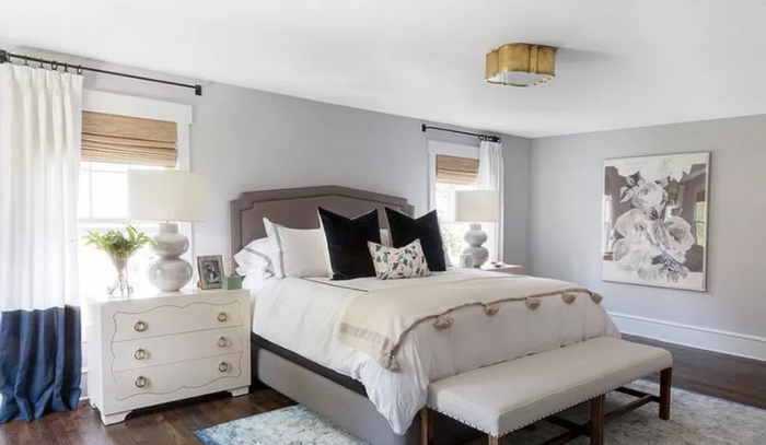 Một trong những loại đèn phổ biến nhất được sử dụng trong phòng ngủ là đèn ốp trần. Chiếc đèn nhỏ này sẽ cung cấp đủ ánh sáng cho căn phòng.