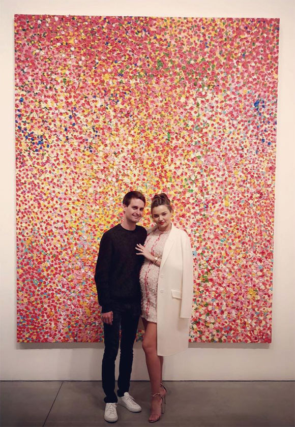 Là một trong những siêu mẫu hàng đầu Hollywood, Miranda Kerr liên tục được khen ngợi bởi diện mạo xinh đẹp, gu thời trang sành điệu, khả năng catwalk điêu luyện lẫn kiếm tiền giỏi. Hiện, người đẹp Úc đang mang thai với ông xã - tỷ phú công nghệ 27 tuổi Evan Spiegel. Miranda Kerr bụng bầu to nhưng diện đôi giày cao chót vót, đối lập với ông xã diện giày thể thao năng động.