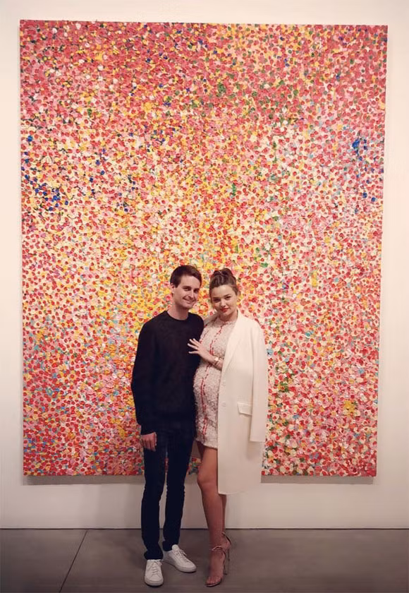 Là một trong những siêu mẫu hàng đầu Hollywood, Miranda Kerr liên tục được khen ngợi bởi diện mạo xinh đẹp, gu thời trang sành điệu, khả năng catwalk điêu luyện lẫn kiếm tiền giỏi. Hiện, người đẹp Úc đang mang thai với ông xã - tỷ phú công nghệ 27 tuổi Evan Spiegel. Miranda Kerr bụng bầu to nhưng diện đôi giày cao chót vót, đối lập với ông xã diện giày thể thao năng động.