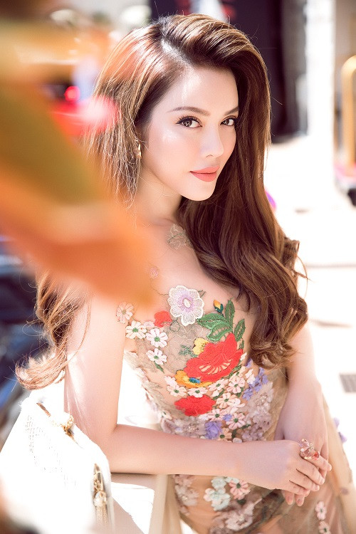 Diện bộ váy nude gợi cảm của NTK Hoàng Hải kết hợp với trang sức thương hiệu Paolo Piovan, Lý Nhã Kỳ tiếp tục thể hiện sự tinh tế trong gu thời trang.